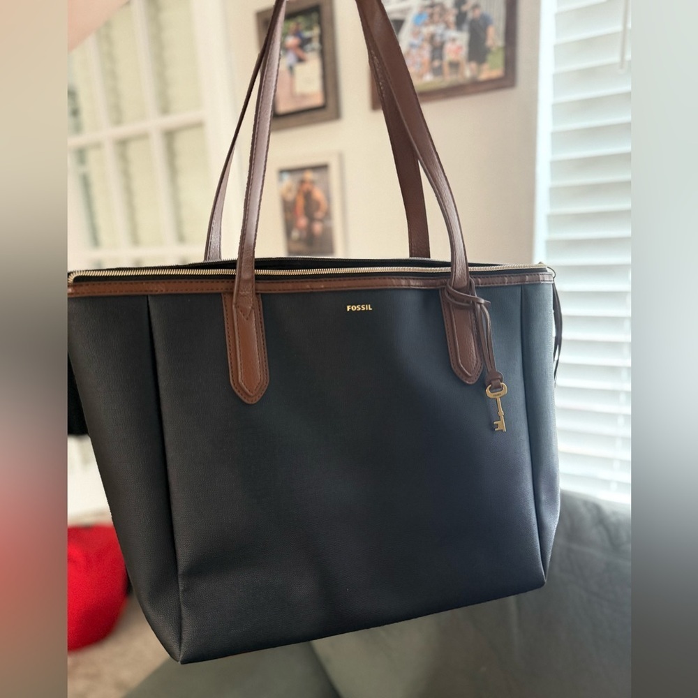 Fossil Women’s Leather Tote With The Signature Key Charm